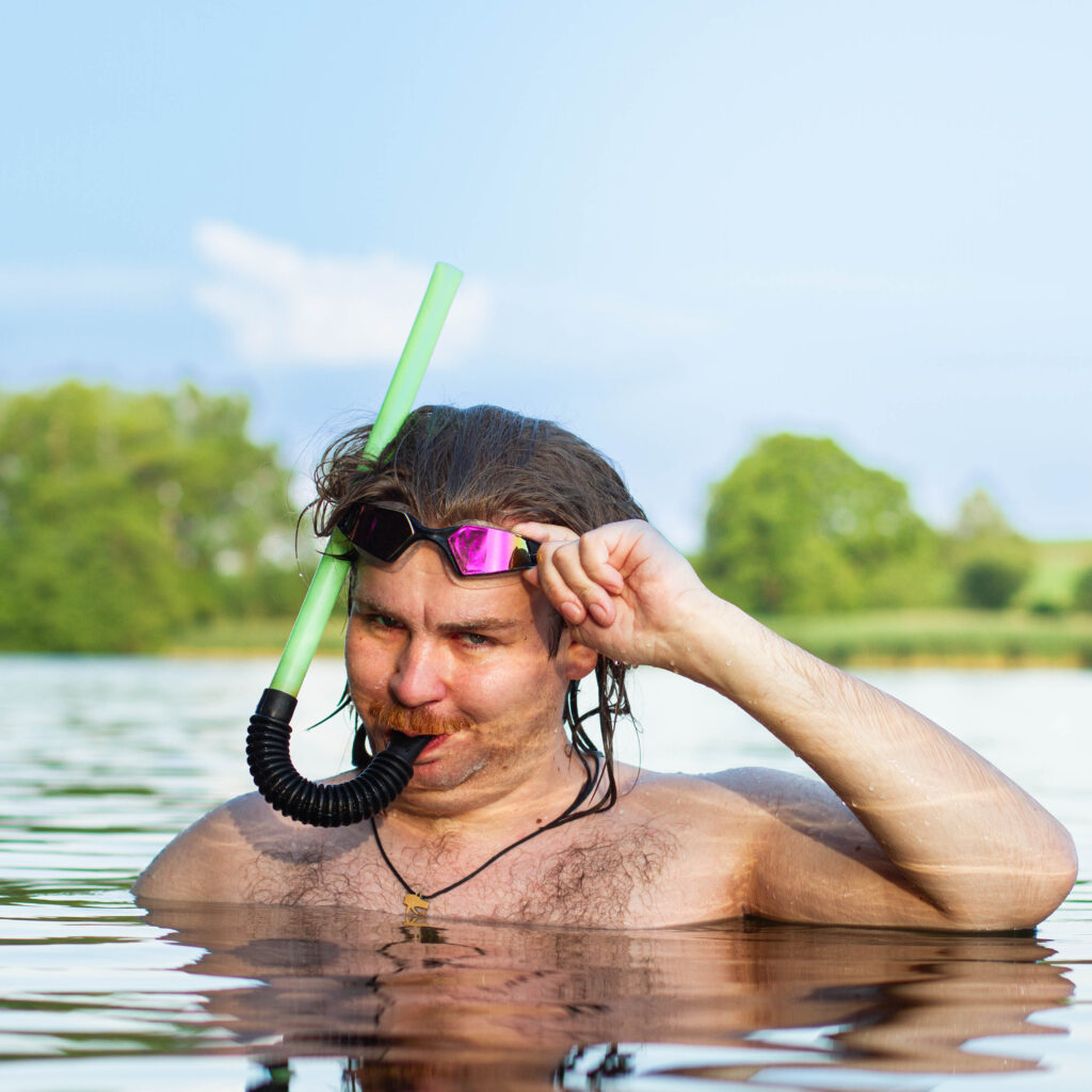 Brudi Carrell im Wasser, Schaut verführerisch in die Kamera.